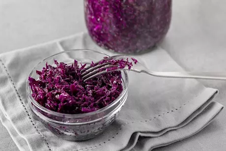 لمرضى القولون.. طبيب يكشف فوائد تناول مخمر الملفوف 