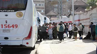 بالصور.. 20 حافلة تنقل جماهير الزمالك إلى ستاد هيئة قناة السويس