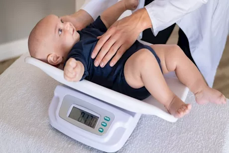 عدم زيادة وزن الطفل رغم تناول الطعام.. إليك الأسباب