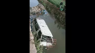 بالأسماء.. إصابة 12 شخصًا في حادث انقلاب ميكروباص بمجرى مائي بالبحيرة