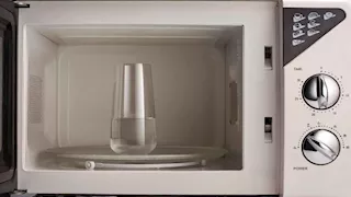 الغليان الفائق.. لماذا يبدو الماء هادئا ثم يفور فجأة بالميكروويف؟