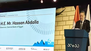 حسن عبدالله: نعمل على إصدار أطر تضمن تسريع انتقال القطاع المصرفي نحو مستقبل أكثر استدامة 