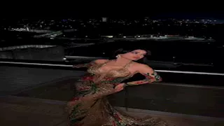 بفستان ذهبي جريء.. هيفاء وهبي تخطف الأنظار والجمهور يغازلها