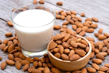 حليب اللوز يوميا.. ماذا يفعل لقلبك وعظامك وبشرتك؟ 
