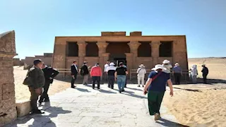 وفود سياحية من 4 دول أوروبية تزور المناطق الأثرية بالمنيا - صور 