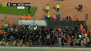 "إلقاء زجاجات".. مشادة بين جماهير الأهلي والجيش الملكي