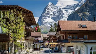 الطريق الوحيد من السماء.. قرية لا يمكن الوصول إليها بالسيارة (صور)