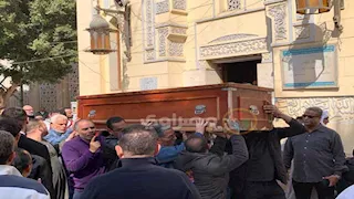 ريم مصطفى تودع والدتها لمثواها الأخير من مسجد أسد بن الفرات (صور)