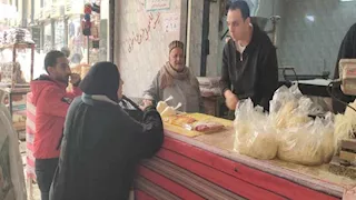 من الأجداد للأحفاد.. عائلة "عبد الرسول" تتربع على عرش الكنافة بالفيوم (فيديو وصور)