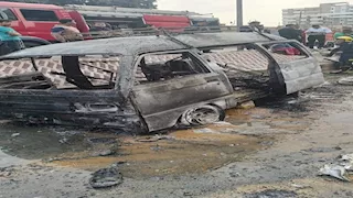 تفحم سيارة أعلى نفق الزعفران بالقاهرة