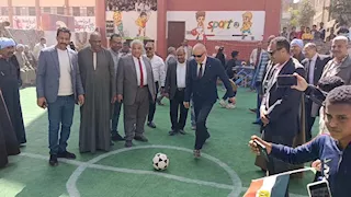 بـ"لمسات كروية" مع الطلاب.. محافظ الأقصر يفتتح ملاعب "العضايمة" (صور)