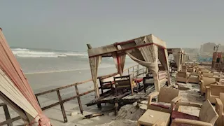 حطمت الزجاج.. لحظة اجتياح أمواج عاتية كافيتريا على كورنيش الإسكندرية -فيديو