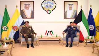 رئيس الأركان يعود للقاهرة بعد انتهاء زيارته للكويت