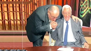 "تقديرًا للعلم".. خالد الجندي يقبل يد حسام موافي 