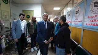 محافظ أسيوط يطمئن على مستوى الخدمات المقدمة للمستثمرين -صور