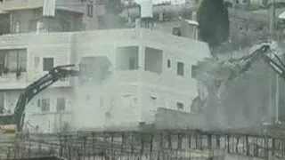 قوات الاحتلال تهدم عمارة سكنية تأوي 40 فلسطينيا في جنوب الضفة الغربية