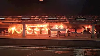 احتراق سيارات جديدة داخل قطار شحن بألمانيا يتسبب في خسائر بالملايين