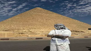 أهرامات وجمل.. نجم تشيلسي يقضي عطلته في مصر