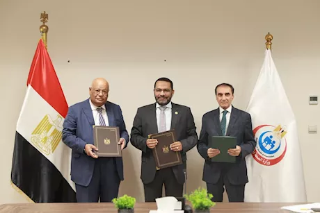 الصحة توقع بروتوكولين لدعم خدمات علاج الأورام