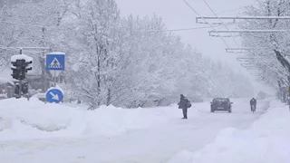 عاصفة ثلجية تجتاح رومانيا وتقطع الكهرباء عن 200 ألف منزل