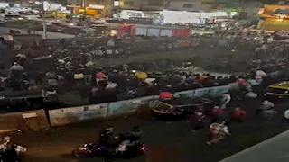 بداخله 5 أشخاص.. الصور الأولى لسقوط ميكروباص في حفرة بالزاوية الحمراء