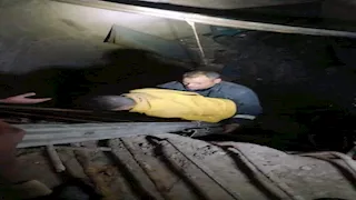 الحماية المدنية تواصل جهودها لإنقاذ ركاب ميكروباص سقط في حفرة بالزاوية الحمراء- صور