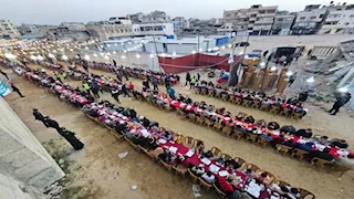 رمضان غزة.. نازحون يقيمون موائد إفطار جماعي بين الأنقاض- صور وفيديو