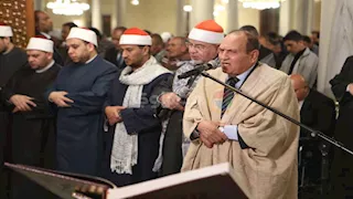 يتقدمهم وزير الأوقاف.. الآلاف يؤدون صلاتي العشاء والتراويح بمسجد الحسين - صور