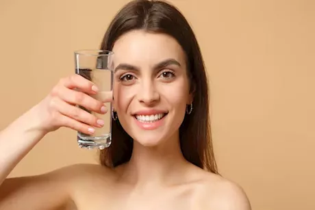 هل يكفي شرب الماء وحده للحصول على بشرة صافية؟