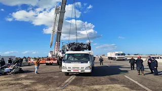 بعد مصرع 18 شخصًا.. ونش عملاق لرفع حُطام حادث بورسعيد - صور