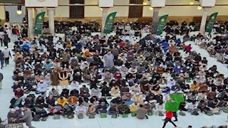 لحظة إفطار الطلاب الوافدين في الجامع الأزهر أول أيام رمضان (صور)