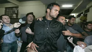 بعد قتل صديقته وإطعامها للكلاب.. حارس برازيلي يعود للملاعب ويوقع لنادٍ جديد