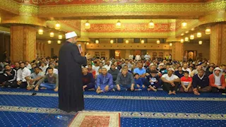   وسط حشود المواطنين.. محافظ جنوب سيناء يؤدي صلاة التراويح في طور سيناء -صور