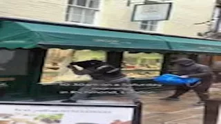 "سرقة جريئة في النهار".. لصان يقتحمان محل مجوهرات أمام المارة (فيديو وصور)