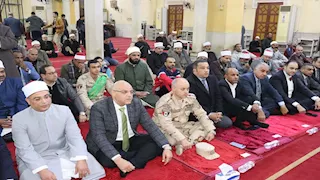 أجواء روحانية في بنها.. محافظ القليوبية يشارك الأهالي "ليلة النصف" (صور)