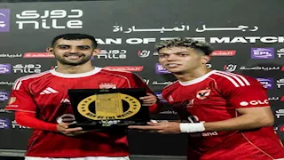 إمام عاشور يتوج بجائزة أفضل لاعب ويهديها لزميله (صور)