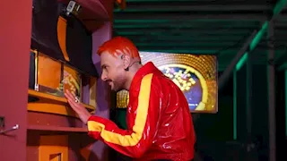 رامز جلال بإطلالة كاجوال في برنامجه "رامز ليفل الوحش"