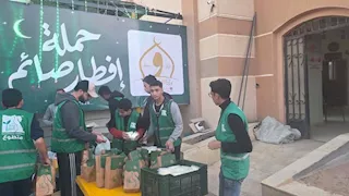 بالصور- وجبات ساخنة وخيمة رمضانية يومية للصائمين في الطور