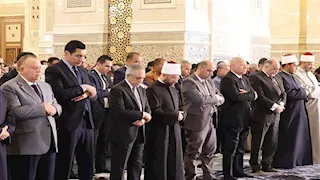 4 وزراء ومحافظ القاهرة يؤدون صلاة الجمعة الأولى من رمضان بمسجد مصر بالعاصمة الجديدة 