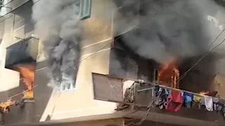 "لهب يتصاعد من النوافذ".. حريق يلتهم شقة سكنية في منوف بالمنوفية (صور)