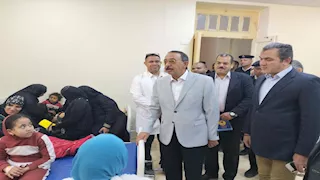 محافظ سوهاج يزور مستشفى جرجا للاطمئنان على 66 حالة تسمم غذائي (صور)