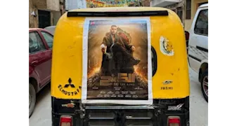 أول تعليق من محمد عادل إمام بعد ظهور بوستر"الكينج" على "توكتوك" في الشارع