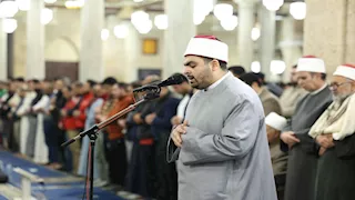 فيديو وصور| أول طالب جامعي يؤم المصلين بالجامع الأزهر 