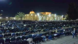 100 ألف مصلٍ يؤدون صلاتي العشاء والتراويح بالمسجد الأقصى المبارك.. صور 