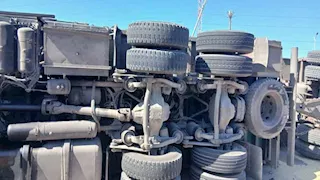 دوران مفاجئ يتسبب في انقلاب سيارتي نقل بطريق الكافوري بالإسكندرية (صور)