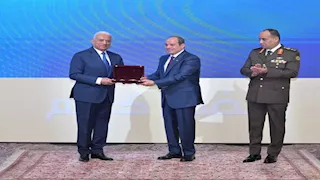 الرئيس السيسي يمنح الفريق أول عبدالمجيد صقر نوط الجمهورية من الطبقة الأولى