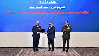 الرئاسة تنشر فيديو تكريم الرئيس السيسي للفريق أول عبد المجيد صقر