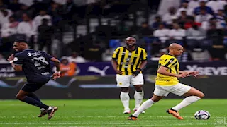 "طرد وهدف مبكر".. الهلال يفقد الصدارة بتعادل مثير في قمة الاتحاد