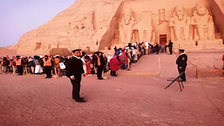 2000 سائح يشاهدون تعامد الشمس على وجه رمسيس الثاني في معبد أبو سمبل