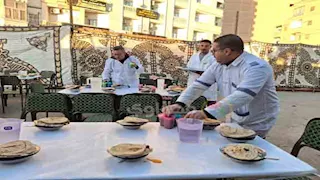 22 عامًا من الخير في منفلوط.. مائدة الرحمن تستقبل 2500 صائم يوميًا- فيديو وصور